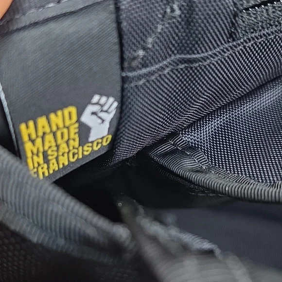 Timbuk2 Classic Messenger Bag - Raspberry Pink & Black - Waterproof Tech Carry - Picture 11 of 16